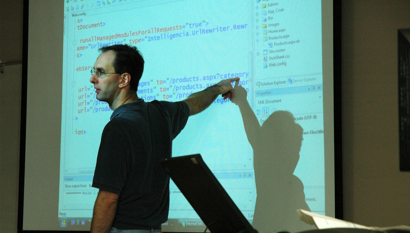 Software developer presenting code to a team during a technical workshop