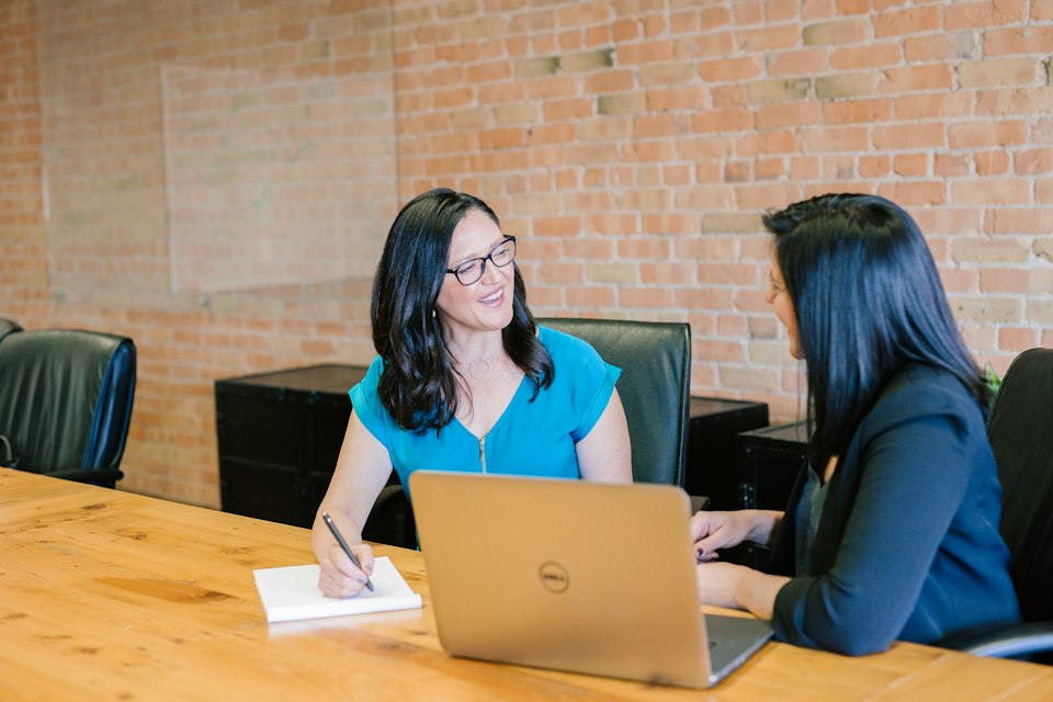 Two professionals in conversation during a customer research interview